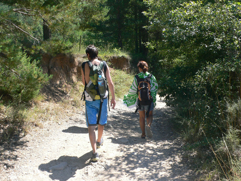 Caminamos por una pista paralelos a la riera 