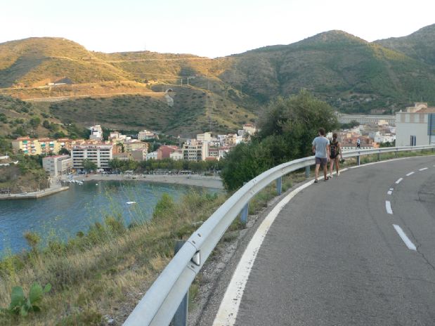 Descendemos por la carretera con el ojo puesto en Portbou 