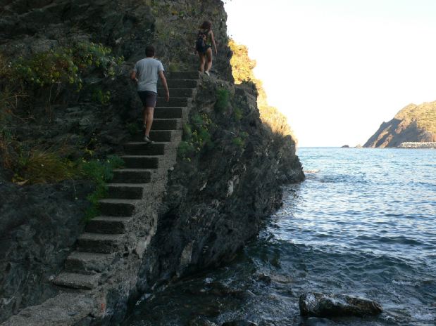 Tramo de escaleras para salir de la playa del Pi 