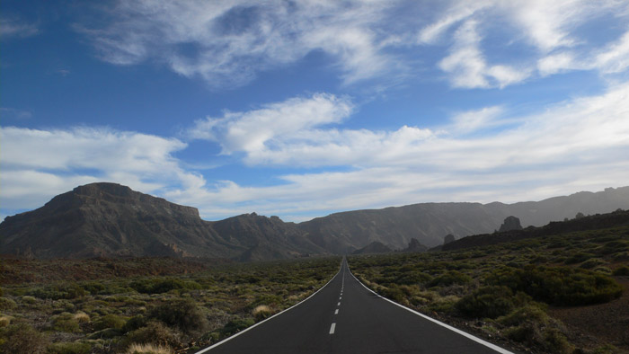 En la carretera TF-21 que cruza las Cañadas del Teide - al fondo a mano derecha vemos los Roques de García -  