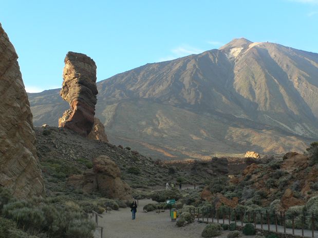 El Roque Chinchado o Dedo de Dios con el Teide al fondo 