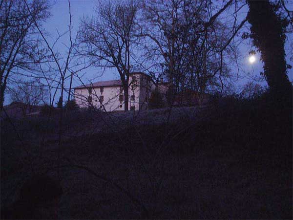 Masía la Fonatna bajo la luz de la Luna 
