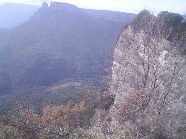 Risco de Casadevall y la Agullola al fondo 