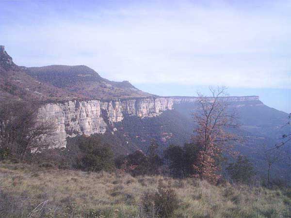 Vista del risco de Casadevall y al fondo el FAR 