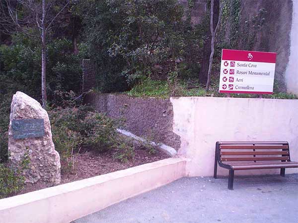 Cartel indicador de la ruta y placa conmemorativa a Jaume Oliveras 