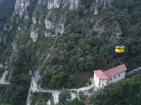 En el camino observamos a los que suben con el Aeri muy recomendable para llegar al Monasterio 