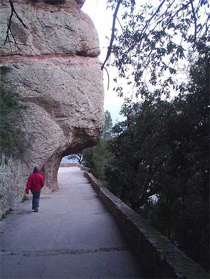 Algunos tramos del camino escarbados en la roca 