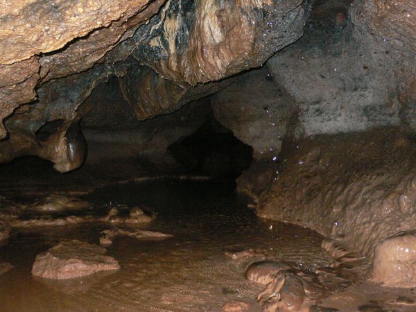 El agua se cuela por la roca 