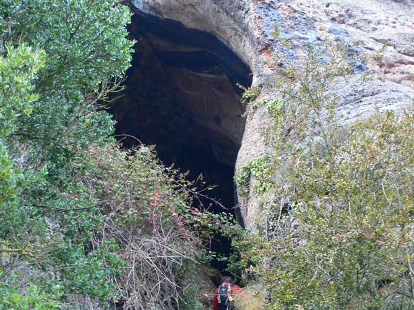 Entrando a la cueva Simanya 