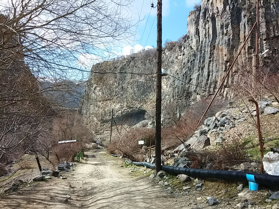 Camino de tierra en bajada 