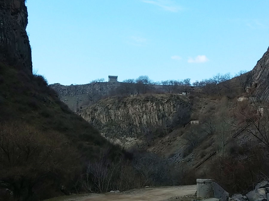 Vista al templo de Garni 