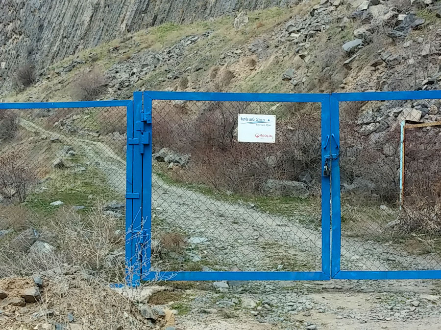 Vallas azules que nos impiden el paso 