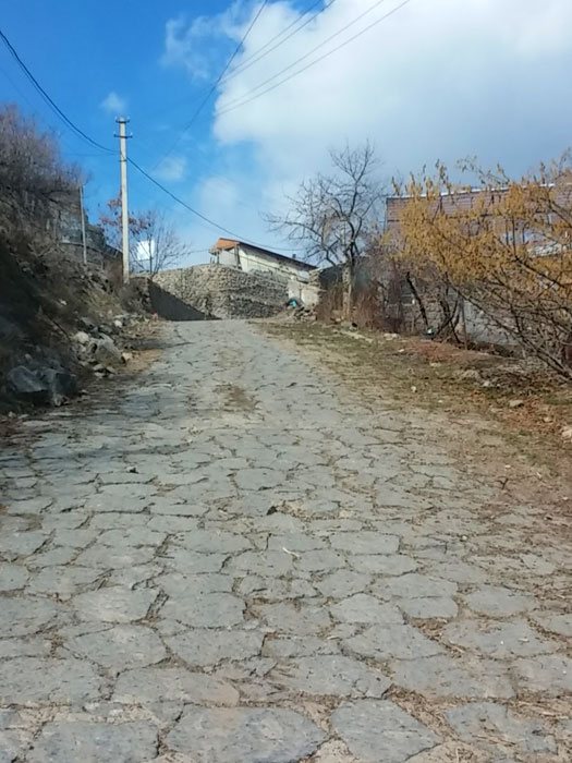 Camino empedrado de subida 
