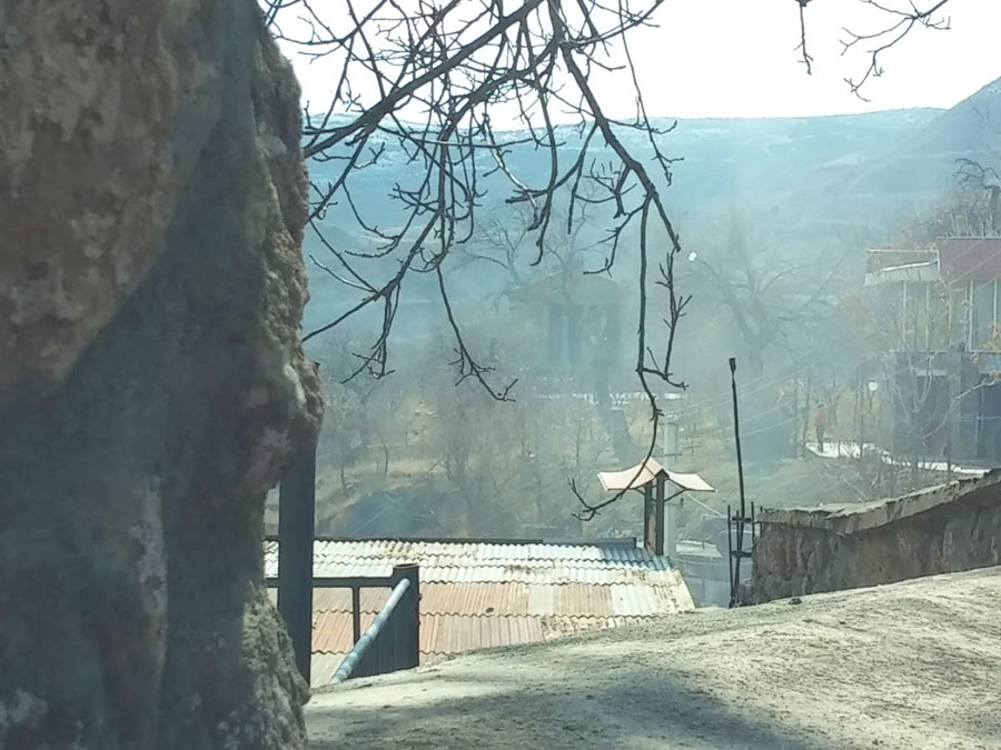 Vista del templo de Garni desde el pueblo 
