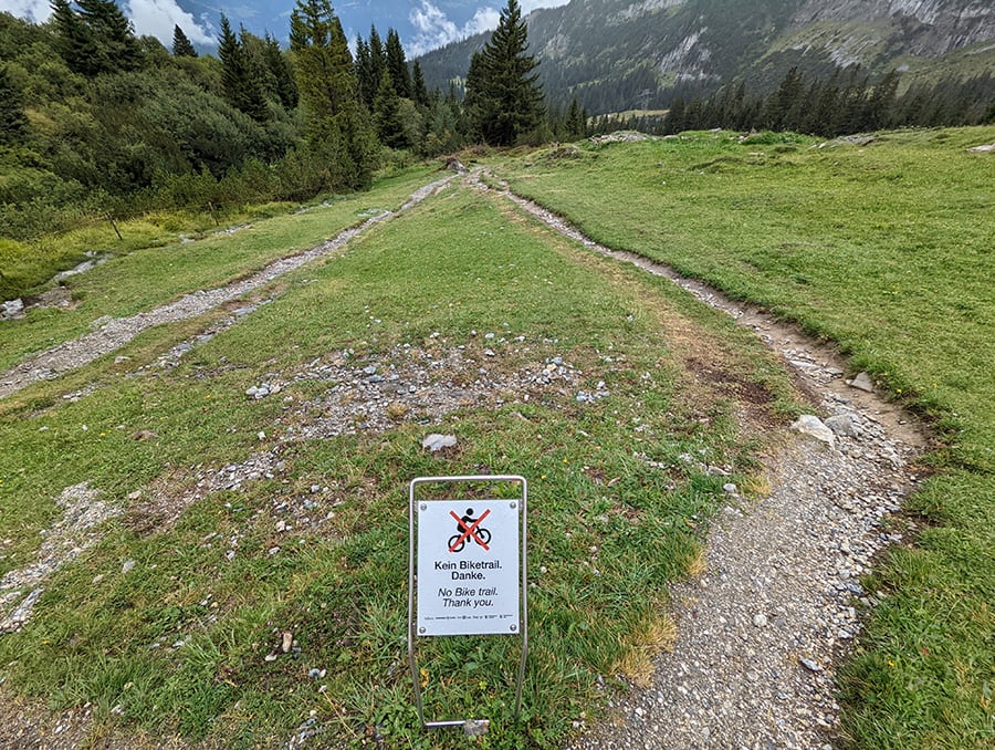 El sendero 764 que seguimos está prohibido para hacer en bicicleta 