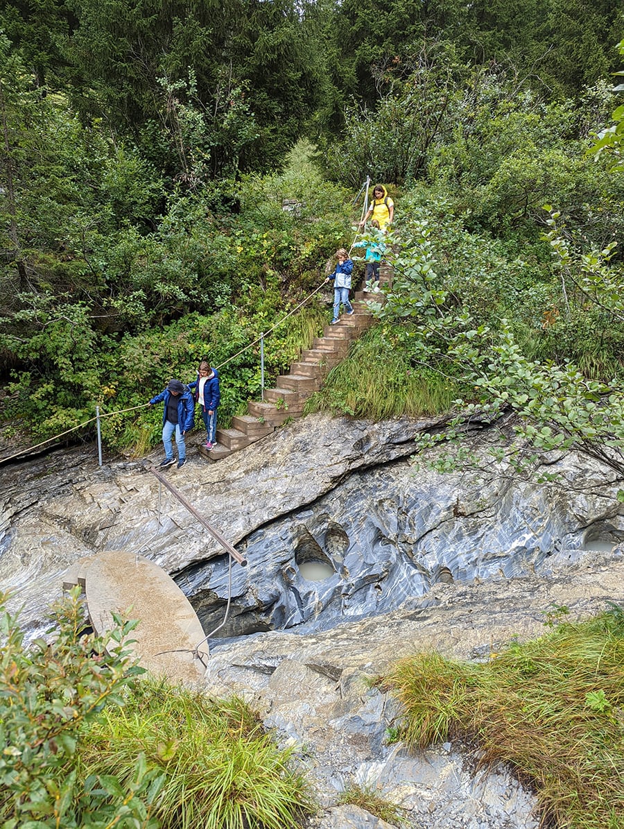 escaleras de bajada al puente sobre el Flem 