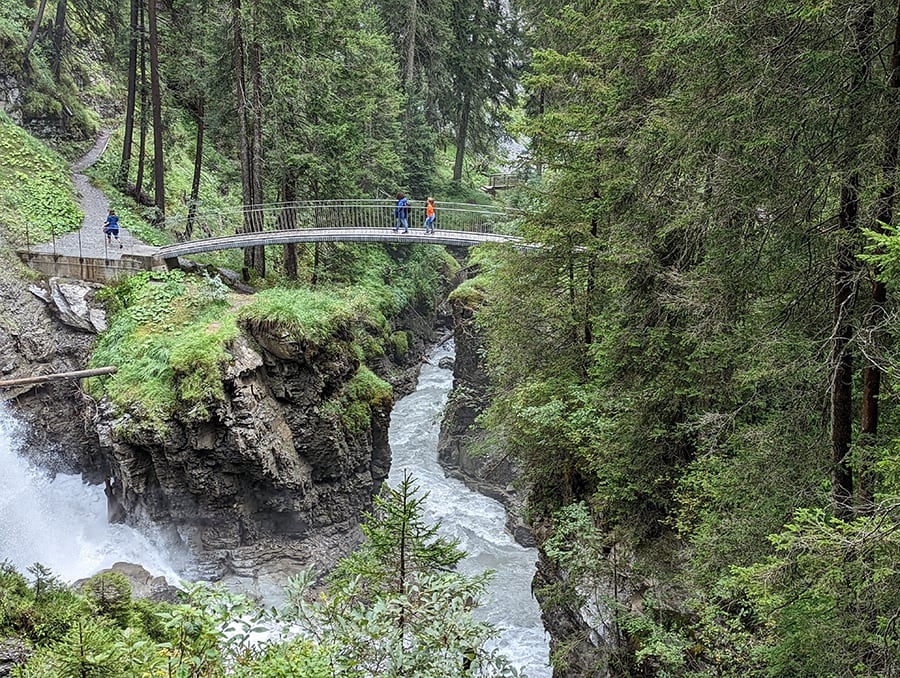 Cruzamos la zona encañonada del tramo bajo del Trutg dil Flem por un puente de arco 