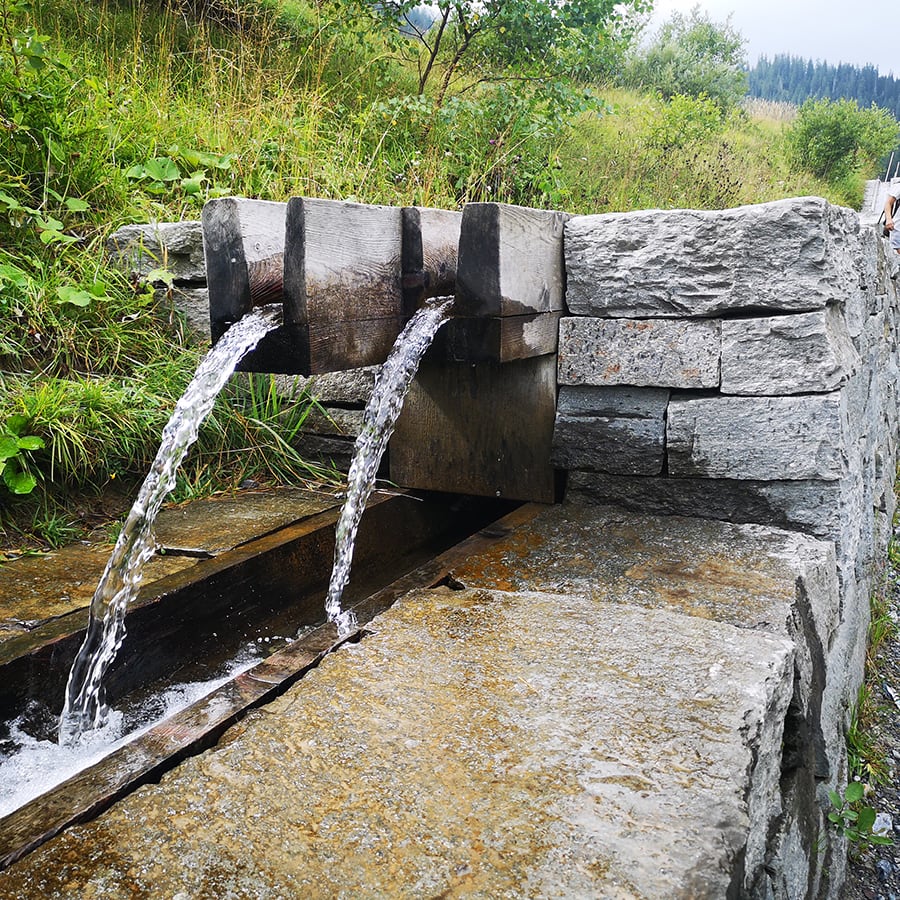 Canalización de agua cerca de un museo del agua-energía 