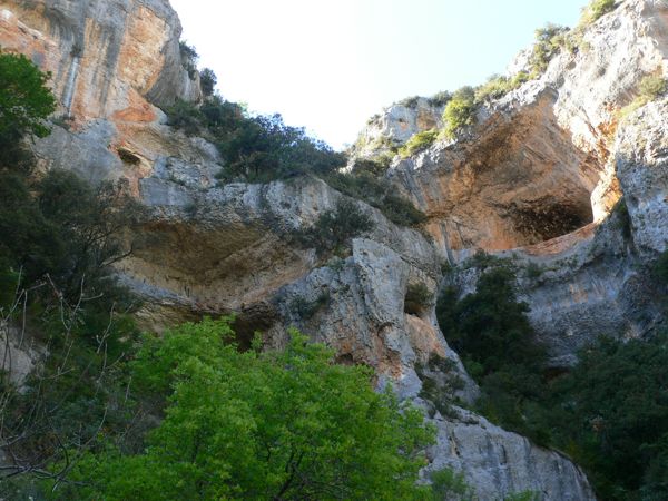Vista al camino de las Escaleretas junto al que se encuentran las pinturas rupestres del Abrigo del Gallinero 