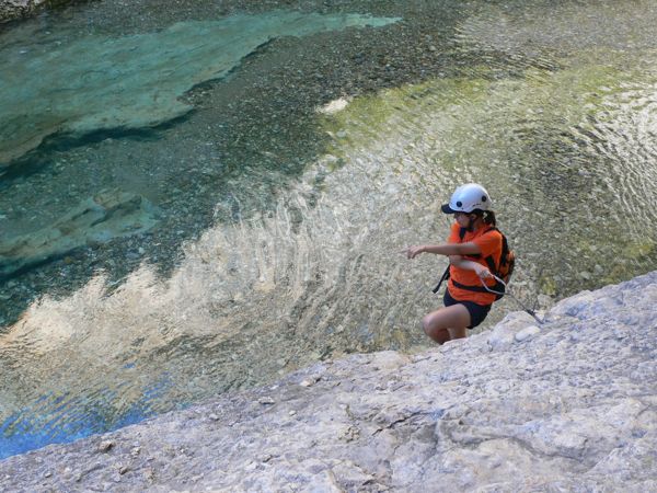 El regreso lo hacemos por abajo junto al río que forma preciosas pozas cristalinas. 