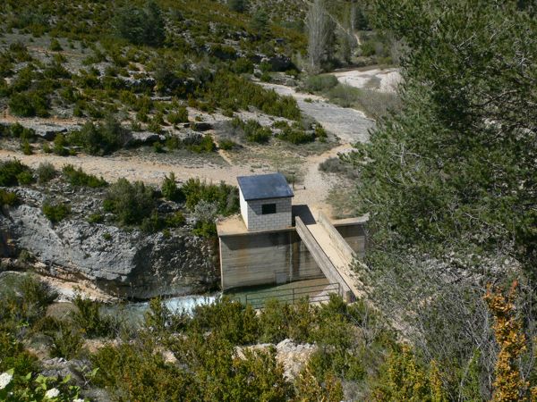 Vistas a la pequeña presa y el puente que nos facilitará cruzar el río 