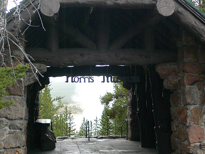 Edificio que acoge el Norris Museum -entrada y salida del camino- 