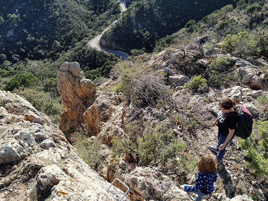 2 grapas para subir al Puig de l'Elsa con vistas a la serpenteante GI-682