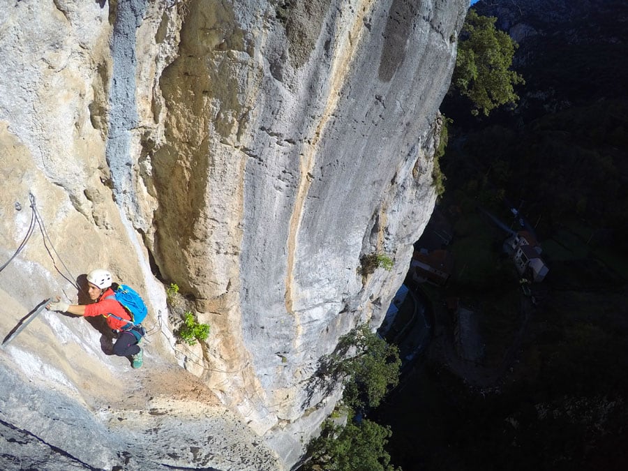 Buena parte de la vía ferrata es desplomada © Javier Elena