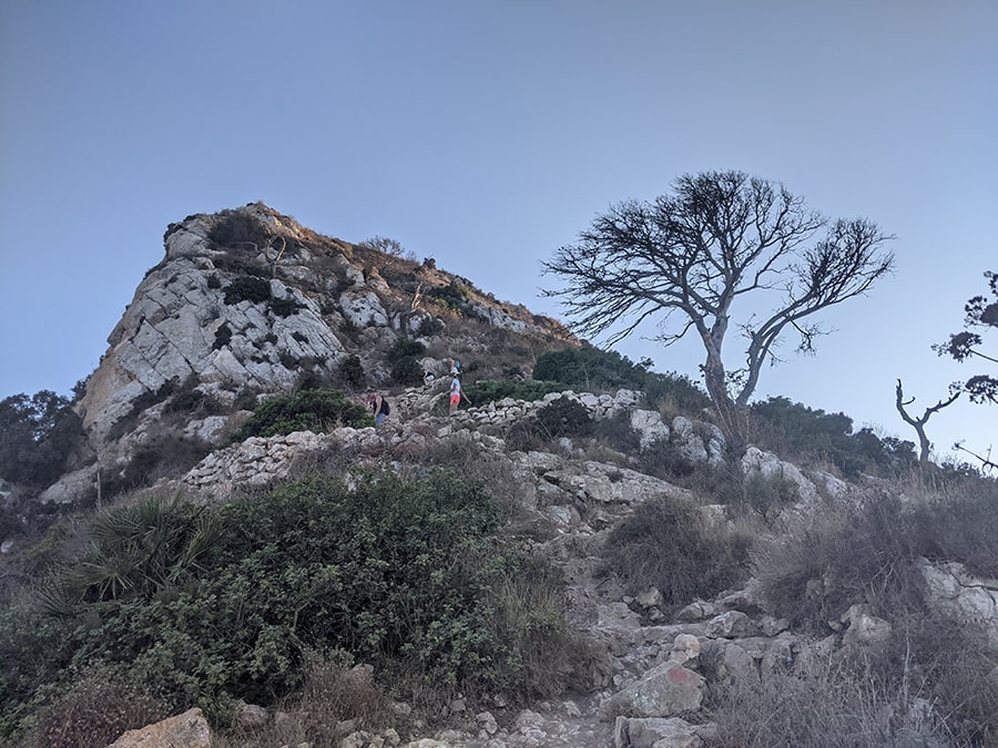 Zig zag de subida protegida con muros de piedra