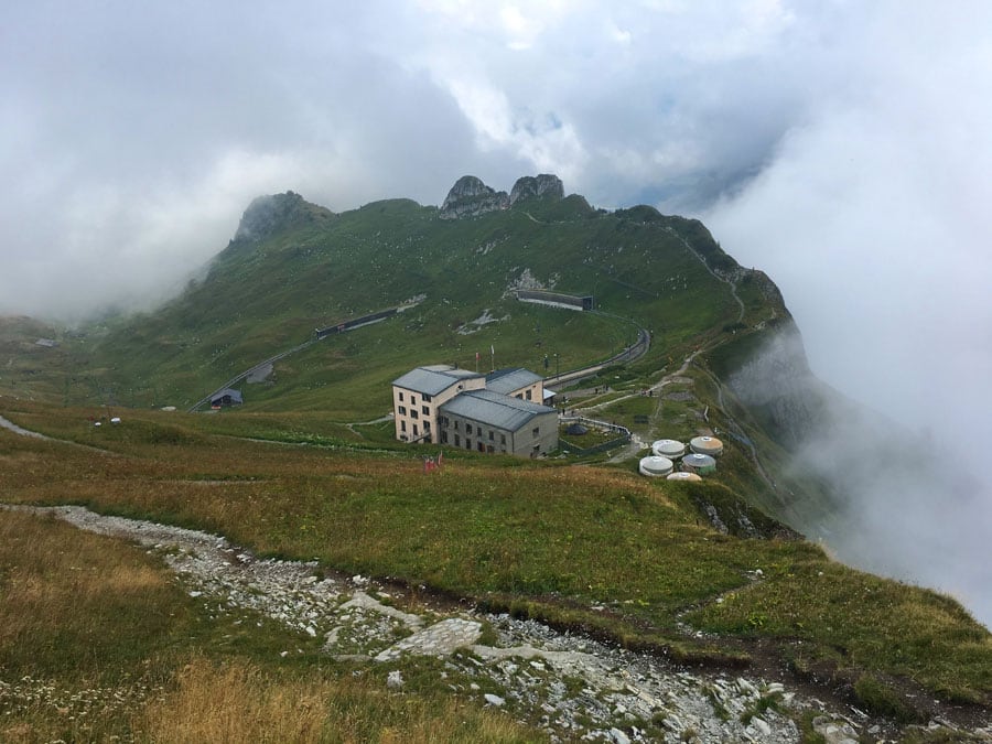 Vista desde la cima hacia la estación de tren de les Rochers de Naye y a las formaciones del Jardin Alpin de la Rambertia