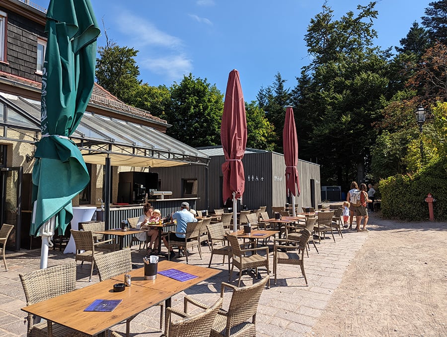 Restaurante en la estación superior del funicular y baños públicos
