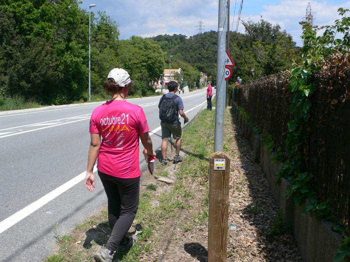 Cruzamos la carretera de l'Arrabassada siguiendo el PR señalizado