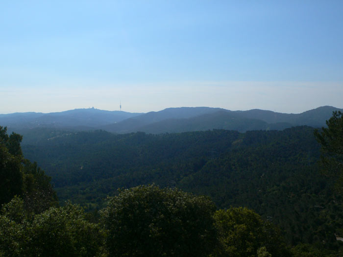 Vistas hacia el Tibidabo desde el Puig Madrona