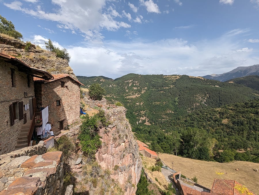 La masía cal Perinxes colgada al pie del castillo del Querforadat. Con pasear por el pueblo ya vale la pena la visita