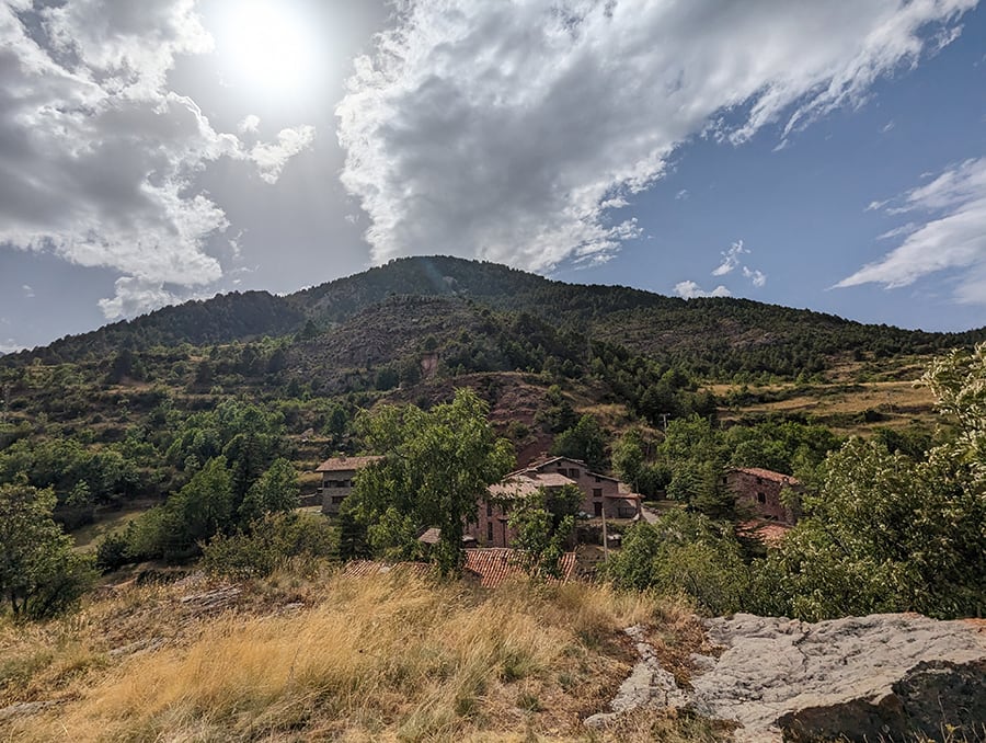 Grupo de casas del Querforadat desde la ruinas del castillo con el tossal de Beders al fondo