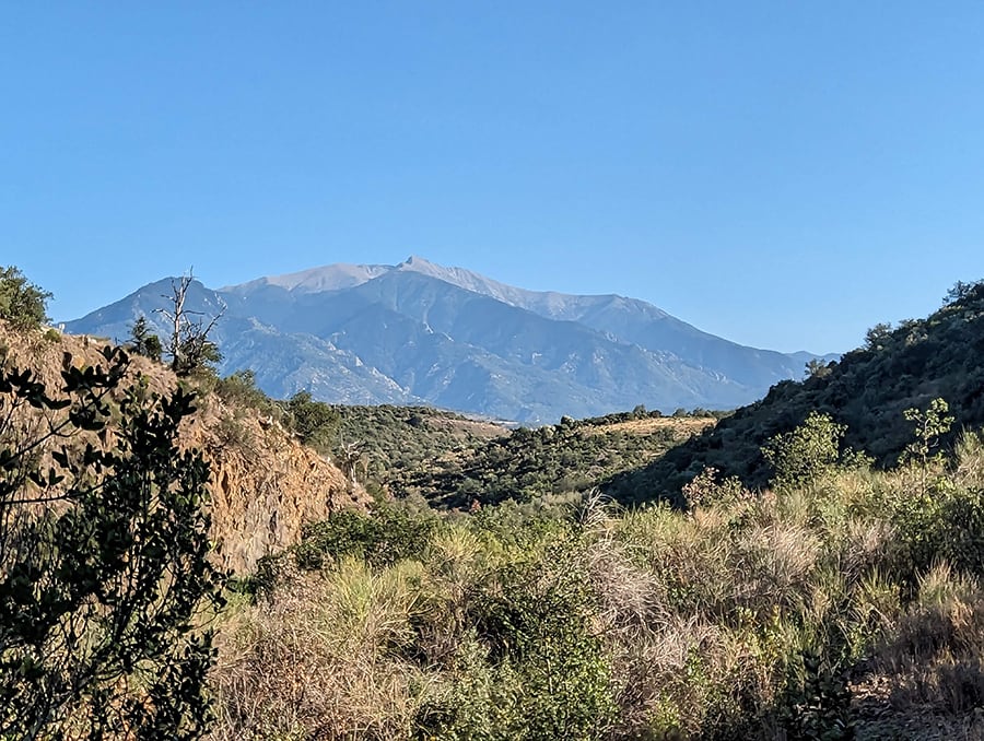 La cima del Canigó -2785 m- visible al fondo en el camino de regreso
