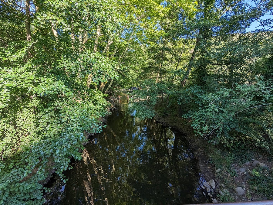 Vista del río La Castellane desde el primer puente -algunas personas ya se remojan aquí a 5 minutos del coche-
