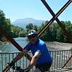 Cruzando un último puente sobre el río. Lourdes ya está cerca / Bike route Vía Verde des Gaves 