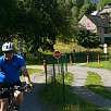 Vamos rodeando pequeñas casas / Bike route Vía Verde des Gaves 
