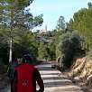 Inicio de la bajada en dirección al Matarraña. Vemos la iglesia de Torre del Compte / Bike route Vía Verde de la Val de Zafán 