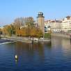 Cruzando el puente Jiráskuv Mosto sobre el Moldava / Blog · Descubriendo Praga desde las colinas 