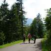 Bajamos por la carretera en dirección a los Uelhs deth Joeu / Hiking route Artiga de Lin y Uelhs deth Joeu 