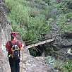 Cruzaremos el puente por encima del barranco / Hiking route Barranco de Masca 