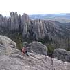 Descansando en la cima del Little Devils Tower con vistas a Cathedral Spires / Hiking route Black Hills | Harney Peak | Cathedral Spires 