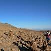 Pasamos junto a unos hitos - la duna ya es visible - / Hiking route Cerro Blanco 