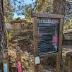Indicaciones del recorrido señalizado -azul para la ida y rosa para el retorno- / Hiking route Ciudad Encantada y mirador de Uña 