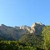Desde el coche vemos en lo alto la pequeña Faja de las Flores que se nos antoja lejos lejos / Hiking route La Faja de las Flores 