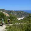 Bajamos por un sendero con vistas a una cantera / Hiking route GR-92 | Sitges Garraf 