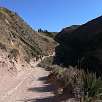 En un corto desfiladero / Hiking route Moray y las salinas de Maras 