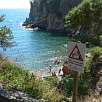 En el acceso a las calas está indicado el peligro de caída de piedras / Hiking route Costa Brava | Palamós | Cala Estreta 